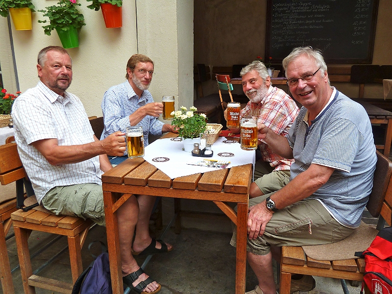 P1050029_B.jpg - Bamberg, im Innenhof der Brasserie