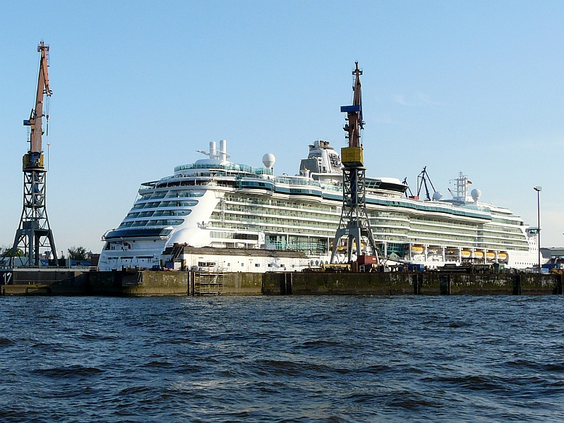 P1000071.jpg - Hamburger Hafen, Brilliance of the Seas, Royal Carribbean Cruise Lines im Dock bei Blohm und Voss