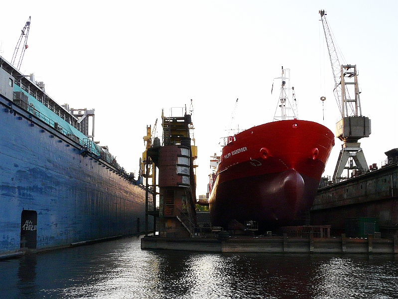 P1000143.jpg - Hamburger Hafen, Schiff im Trockendock