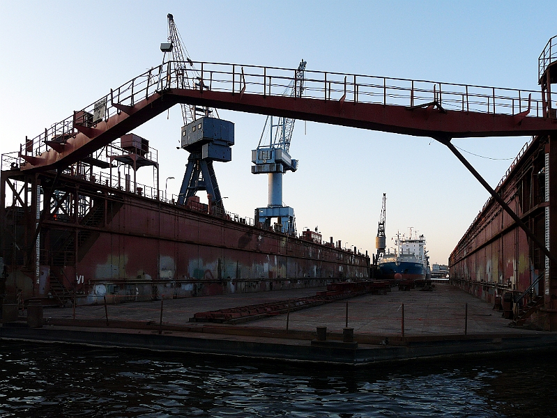 P1000148.jpg - Hamburger Hafen, Schiff im Trockendock