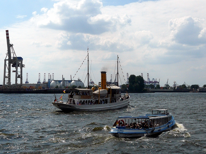 P1040765_B.jpg - Hamburger Hafen, links>Historisches Dampfschiff Schaarhörn (1908), >rechts Hafenausflugsbarkasse