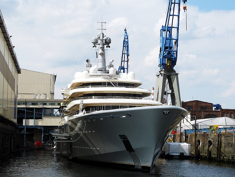 P1040768_B.jpg - Hamburger Hafen, Werft Blohm und Voss, die Abramowitsch Yacht Eclipse im August 2010