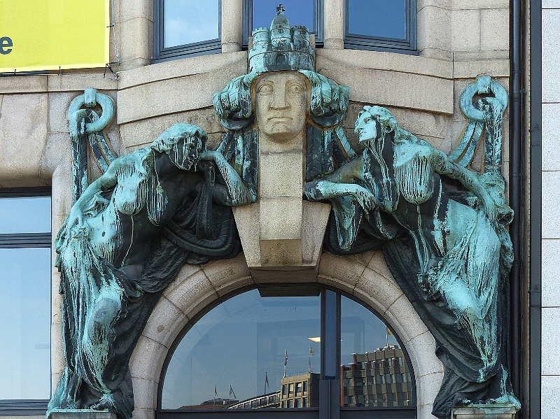 P1000209_B.jpg - Kontorhäuser, Elbhof (1904-1905), Aussenfassade mit Frauenfiguren, Steinhöft 9