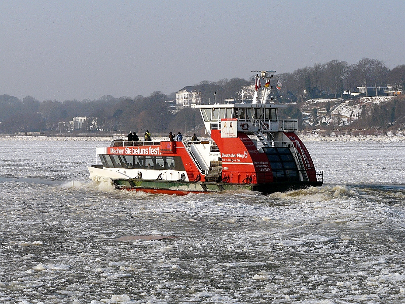 P1030248.jpg - Hamburger Hafen, HADAG Fähre Övelgönne bei Eisgang auf der Elbe