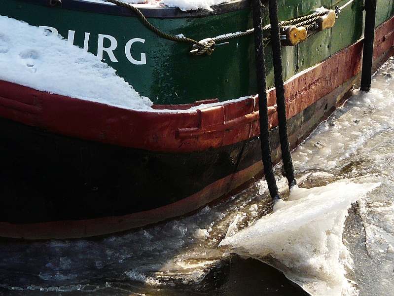 P1030278.jpg - Schiff im Museumshafen Övelgönne im Eis