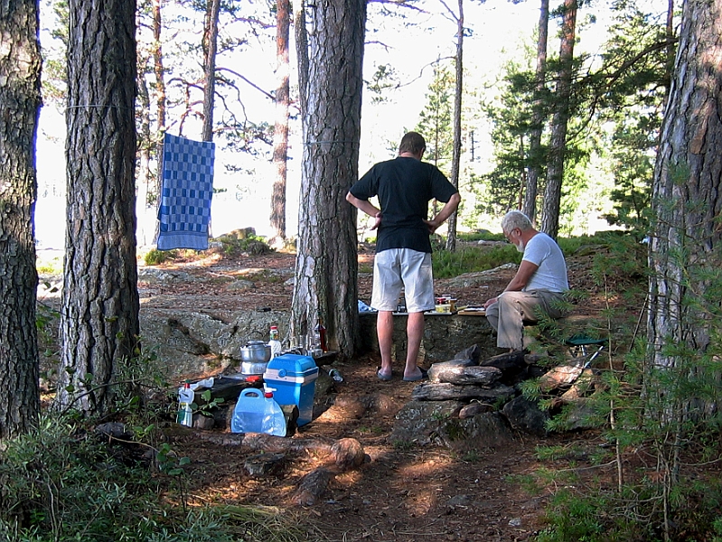 100_0043_A.jpg - 2005, Värmland, Gebiet: See Värmel - Frühstück, Heiner mit seinem Aufseher oder Zuseher