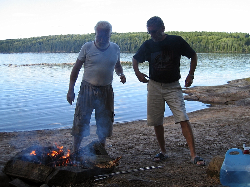 100_0061_A.jpg - 2005, Värmland, Gebiet: See Värmel - Abendessen, das Feuer brennt schon mal