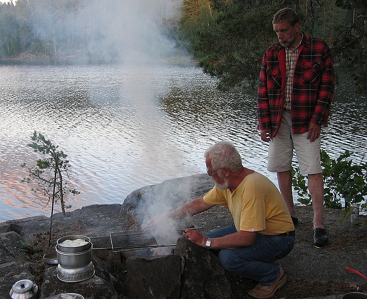 101_0109_A.JPG - 2005, Värmland, Gebiet: See Värmel - Abendessen, Heiner mit seinem Aufseher oder Zuseher