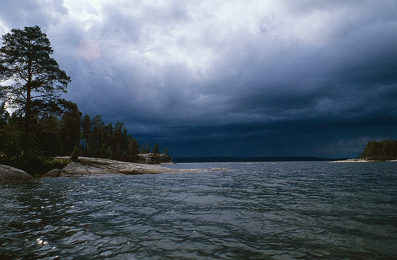 1979_Dia016_B.jpg - 1979, Dalsland, Gebiet: Foxen, Stora Le, Lelång - Gewitterfront um die Insel Västanholm, nördlich von Grunerud