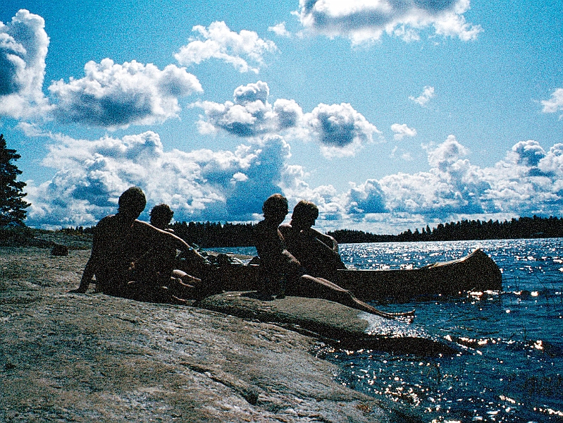 1982_Dia004_B.jpg - 1982, Dalsland, Gebiet: Foxen, Stora Le, Lelång - Paddelpause auf den Felsen