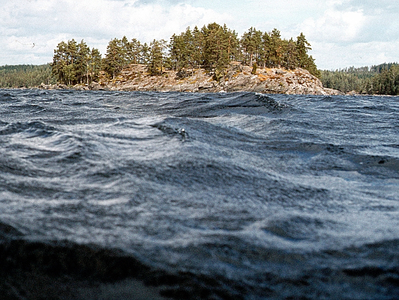 1982_Dia012_B.jpg - 1982, Dalsland, Gebiet: Foxen, Stora Le, Lelång - Überfahrt Stora Le bei Sturm