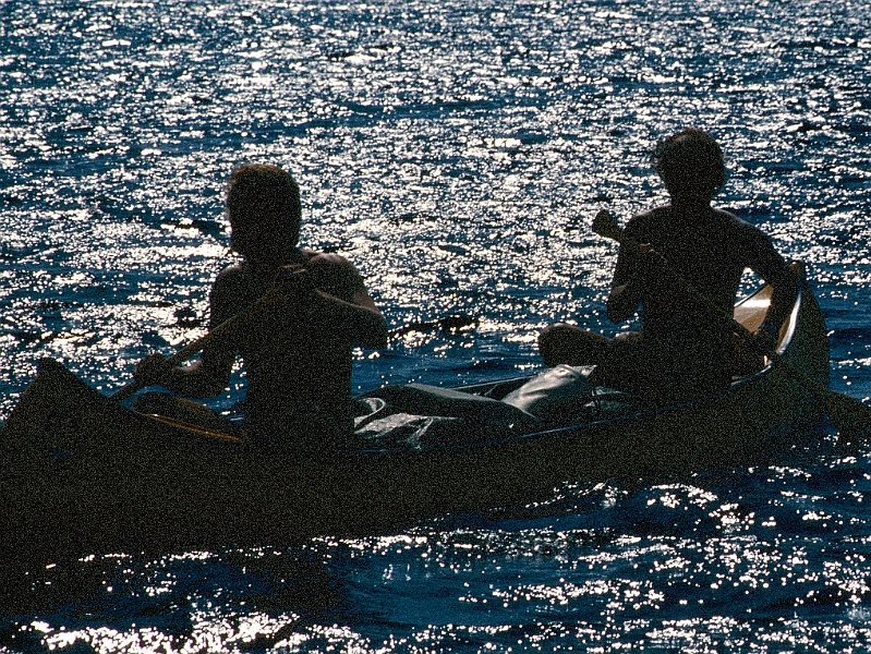 1982_Dia015_B.jpg - 1982, Dalsland, Gebiet: Foxen, Stora Le, Lelång - Harry mit dem Paddelknecht