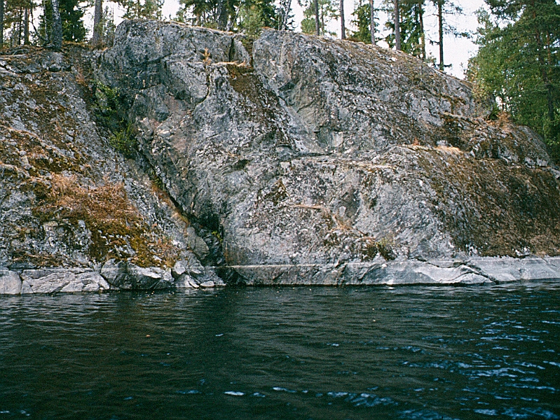 1982_Dia019_B.jpg - 1982, Dalsland, Gebiet: Foxen, Stora Le, Lelång - Felsen säümen das Ufer