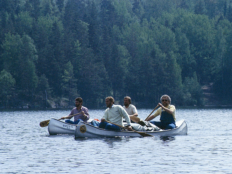 1986_Dia008_B.jpg - 1986, Dalsland, Gebiet: Foxen, Stora Le, Lelång - Kanu vorn: Peter und Heiner, Kanu hinten: Jens und Walter