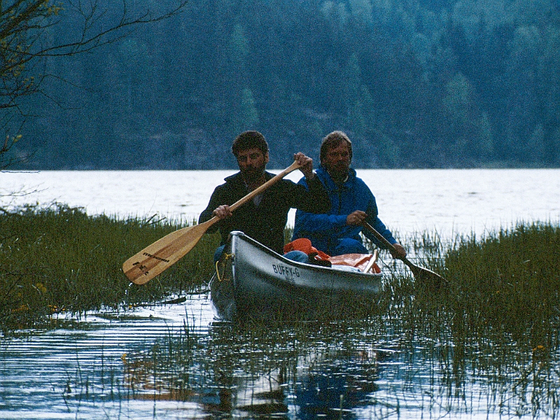 1986_Dia015_B.jpg - 1986, Dalsland, Gebiet: Foxen, Stora Le, Lelång - Walter und Jens