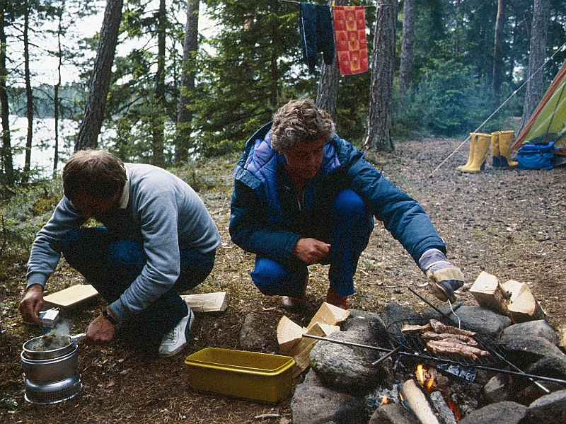 1986_Dia035_B.jpg - 1986, Dalsland, Gebiet: Foxen, Stora Le, Lelång - Das Abendessen wird bereitet