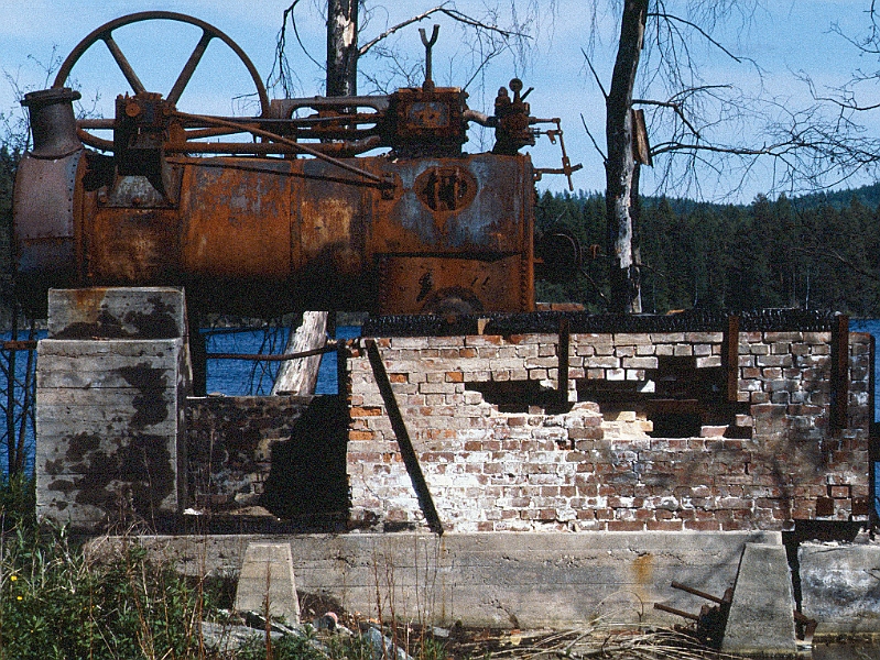 1986_Dia054_B.jpg - 1986, Dalsland, Gebiet: Foxen, Stora Le, Lelång - Rostige alte Dampfmaschine