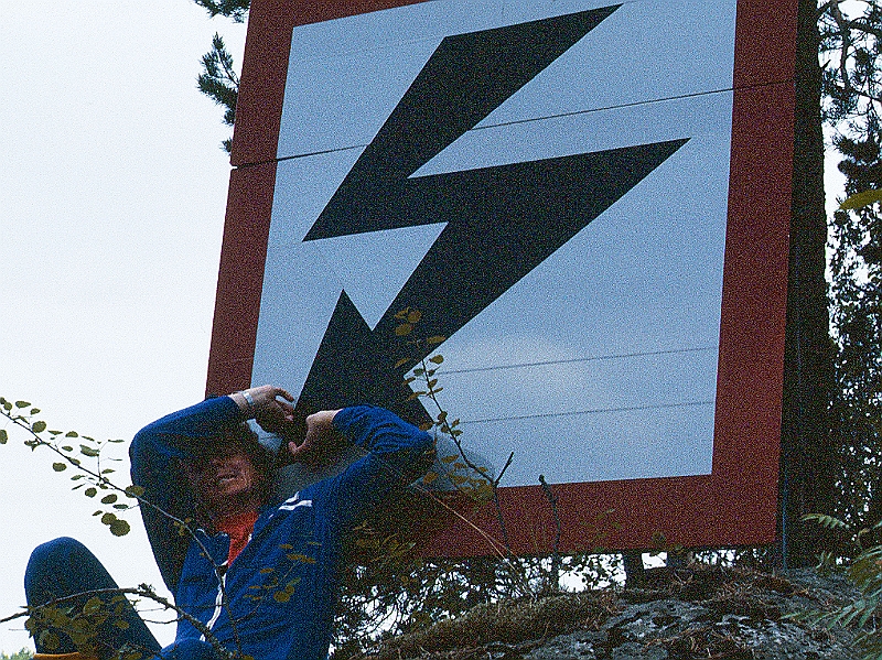 1986_Dia075_B.jpg - 1986, Dalsland, Gebiet: Foxen, Stora Le, Lelång - Stromkabelschild am Stora Le