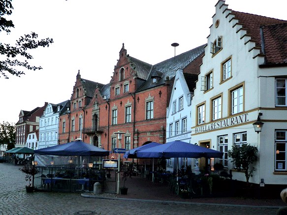 Häuserzeile am Marktplatz von Glückstadt