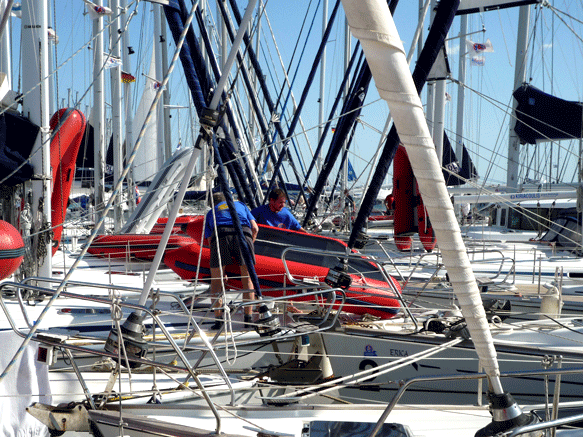 Yachtwuhling im Hafen von Alimos