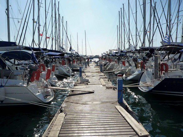 Steg in der Marina Alimos